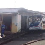 Ônibus é destruído por incêndio em rua de Varginha