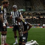 Em recuperação, volante do Atlético posta foto de joelho imobilizado