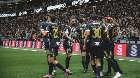 Jogadores do Atlético comemoram gol marcado contra o Athletico-PR