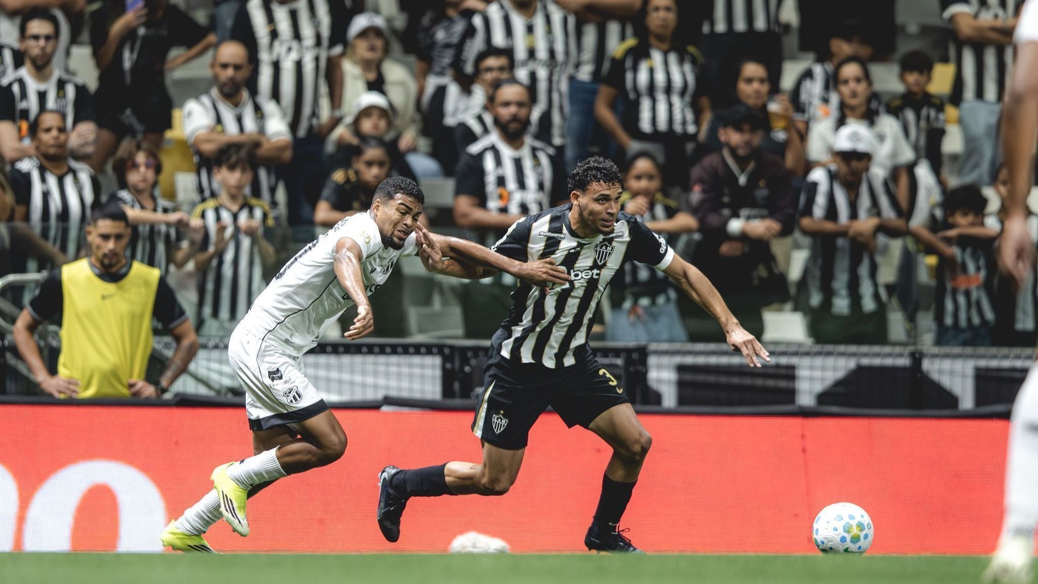 Comprado junto ao Flamengo, meia do Atlético convoca torcida para duelo na Arena MRV