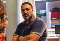 Belo é detonado pelo público por beijo polêmico: 'Envolve tantas questões'