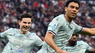 Milan sofre goleada para a Udinese e se complica na luta pelo título italiano