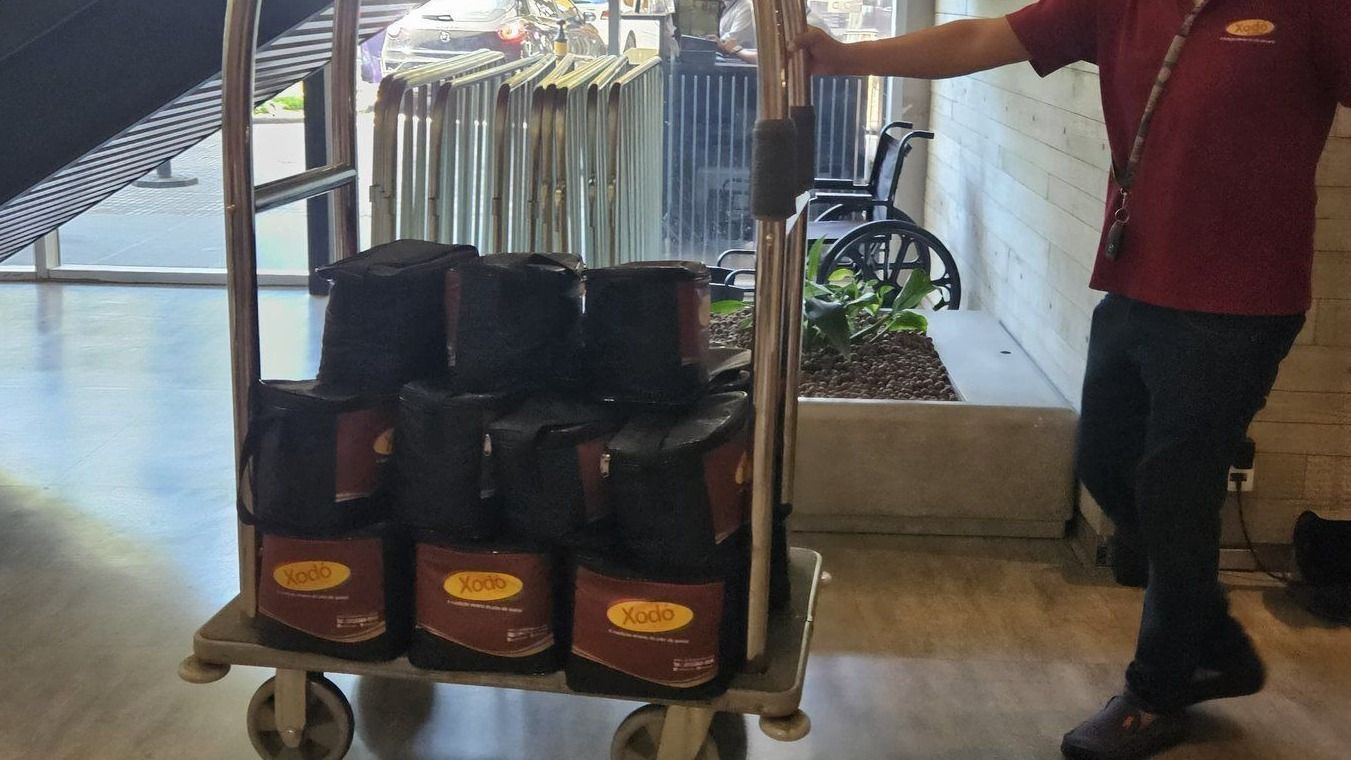 Jogador do Grêmio recebe 160 kg de pão de queijo antes de jogo contra Cruzeiro