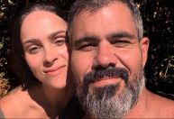 Esposa de Juliano Cazarré rebate artistas que criticaram curso do ator: 'Ideia era essa'