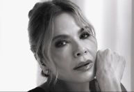 Luciana Gimenez faz ensaio seminua e choca web