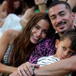 Após quase ser deportado, irmão de Anitta retorna ao Brasil com namorada