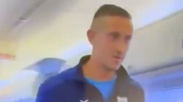 Jogador argentino é detido dentro de avião por motivo inusitado