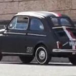 Piloto da Ferrari na Fórmula 1 surpreende ao guiar carro simples em Mônaco