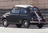 Piloto da Ferrari na Fórmula 1 surpreende ao guiar carro simples em Mônaco