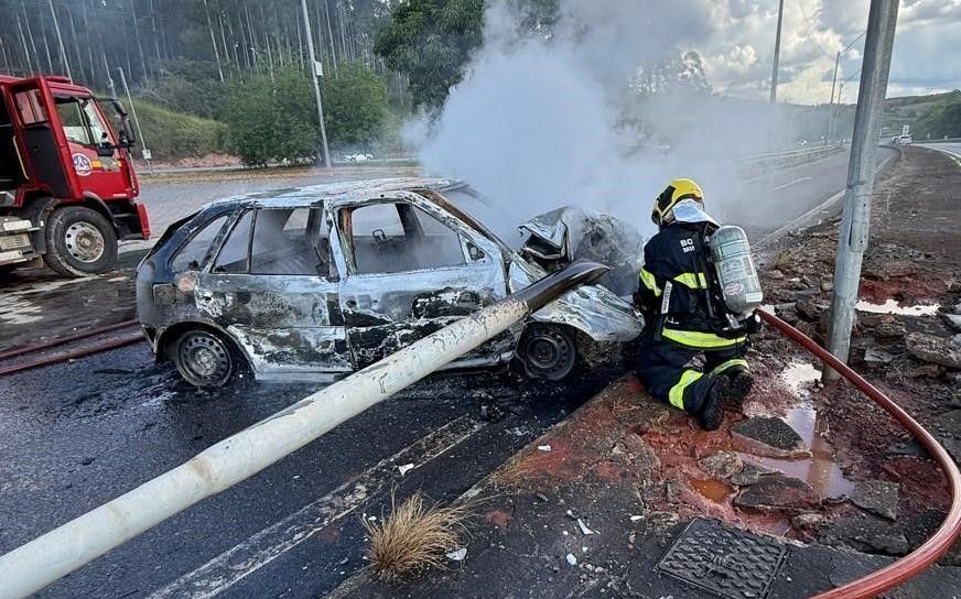 Carro pega fogo no pátio da PRF em Três Corações