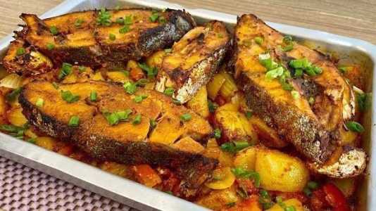 Peixe assado com batata • YouTube/ Reprodução