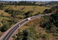 Obras e corte de árvores causam Pare e Siga em rodovias do Sul de Minas