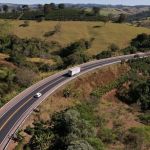 Obras e corte de árvores causam Pare e Siga em rodovias do Sul de Minas