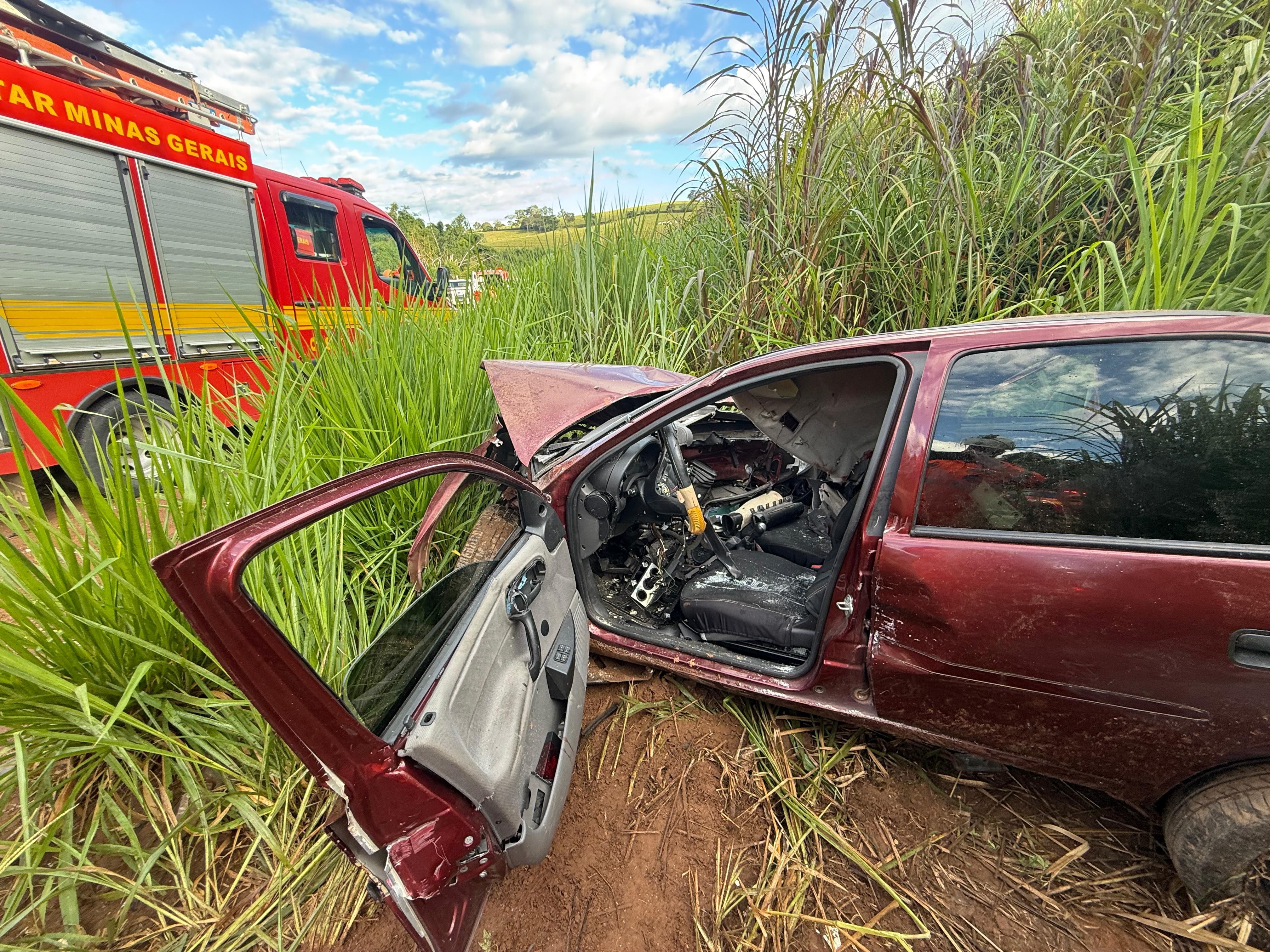 Acidente entre carro e caminhão deixa ferido na saída de Varginha