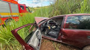 Acidente entre carro e caminhão deixa ferido na saída de Varginha