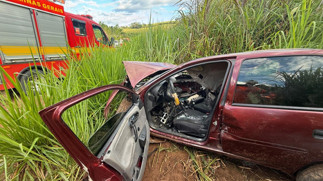 Acidente entre carro e caminhão deixa ferido na saída de Varginha