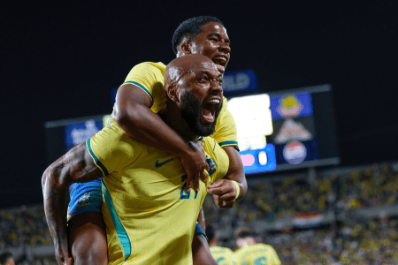 Endrick e Igor Thiago comemoram gol da Seleção Brasileira