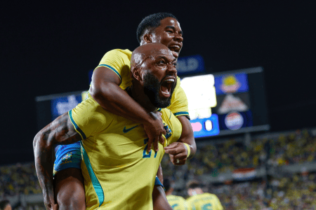 Endrick e Igor Thiago comemoram gol da Seleção Brasileira