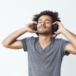 Por que algumas pessoas sentem arrepio ao ouvir música? Ciência revela conexão surpreendente