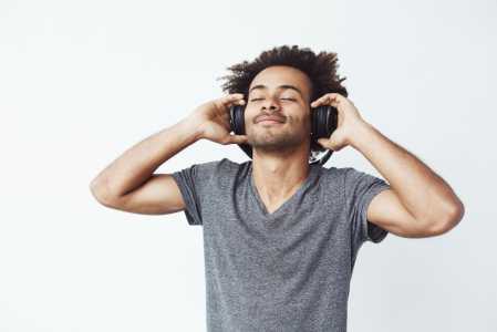 fone de ouvido ouvindo música