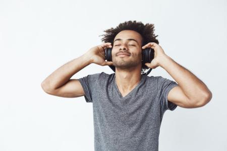 fone de ouvido ouvindo música