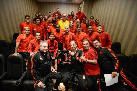 Oscar Schmidt com elenco do Flamengo em 2019 • Alexandre Vidal/Flamengo