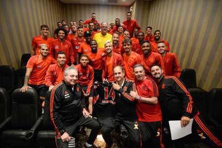 Oscar Schmidt com elenco do Flamengo em 2019 • Alexandre Vidal/Flamengo