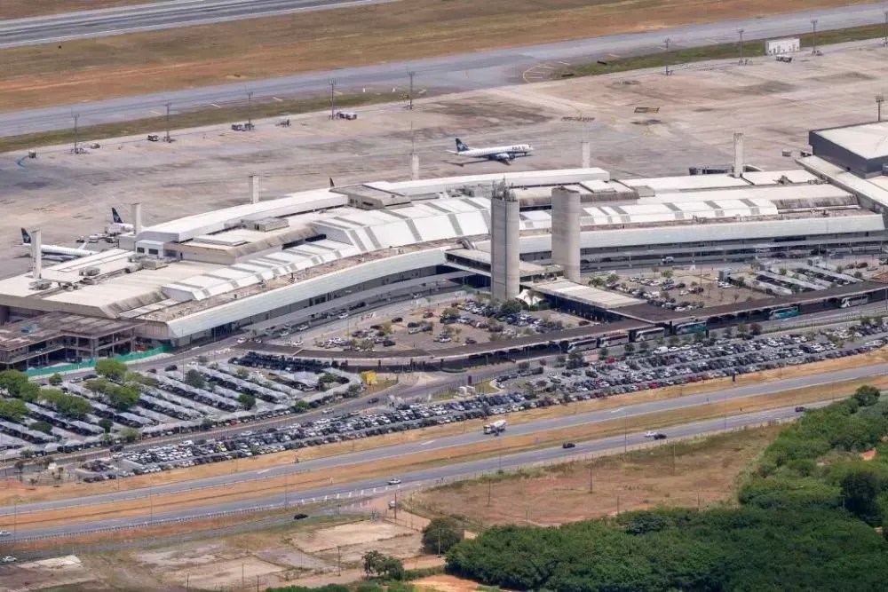 Avião que tinha SP como destino retorna ao Aeroporto de BH, em Confins, minutos após decolar
