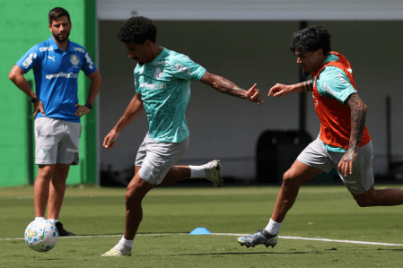 Lucas Evangelista e Gustavo Gómez em treino do Palmeiras