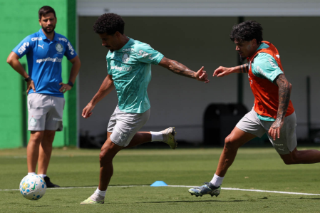 Lucas Evangelista e Gustavo Gómez em treino do Palmeiras