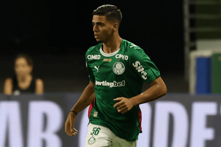 Arthur em ação pelo Palmeiras