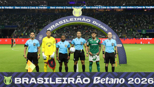 Capitães de Palmeiras e Athletico-PR com a arbitragem antes do jogo no Allianz Parque