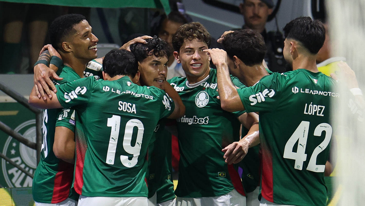 Palmeiras vence Athletico-PR e mantém vantagem na liderança do Brasileiro