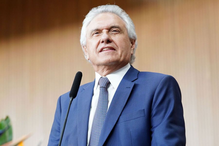 Caiado em meio à salada de palanques