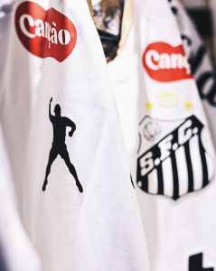 Santos com a marca Pelé estampada na camisa • Reinaldo Campos/Santos FC