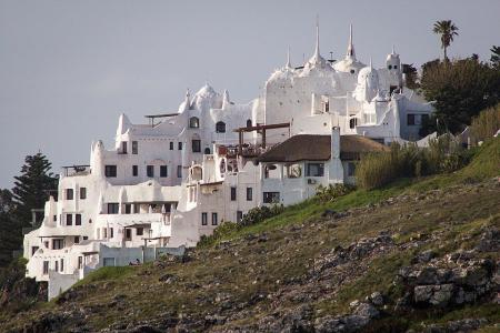Casa Pueblo no Uruguai • Romerito Pontes from São Carlos, CC BY 2.0, via Wikimedia Commons