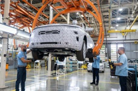Protótipo do Chevrolet Sonic na linha e montagem da fábrica de Gravataí-RS • Divulgação