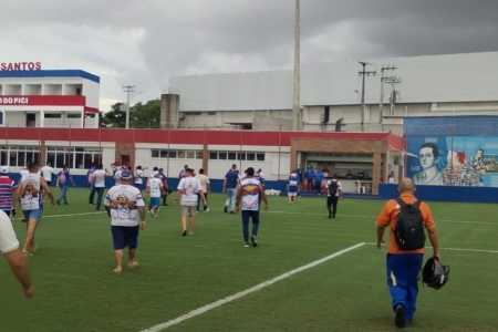 Torcedores do Fortaleza no gramado de um dos campos do CT Alcides Santos