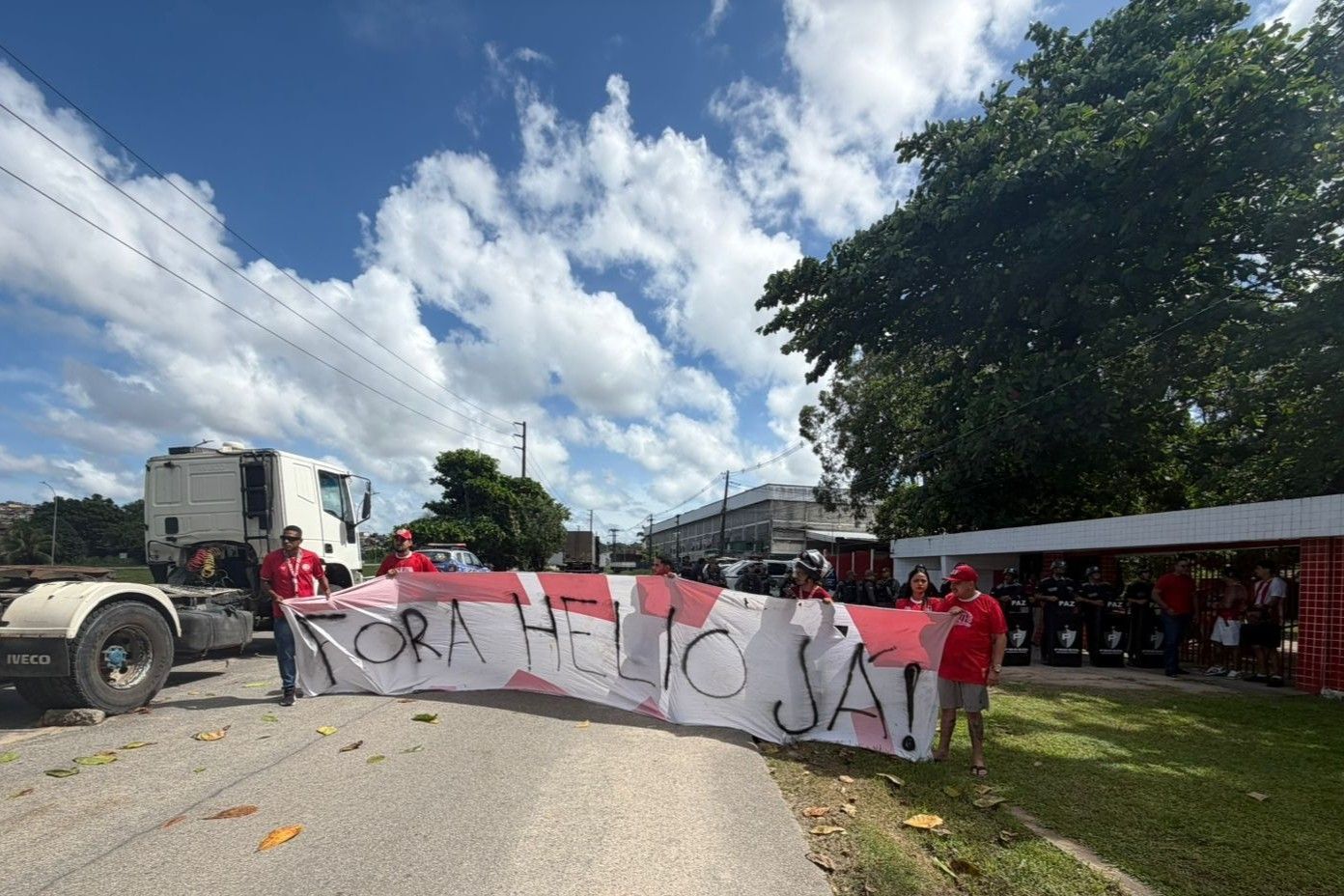 Torcedores do Náutico fazem protesto e pedem saída de comissão técnica