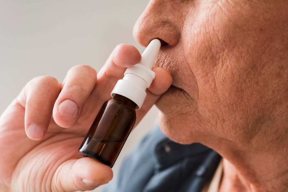 Spray nasal pode reverter sinais do envelhecimento cerebral, aponta estudo