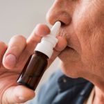 Spray nasal pode reverter sinais do envelhecimento cerebral, aponta estudo