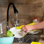 O que significa quando uma pessoa lava a louça enquanto cozinha, segundo a psicologia