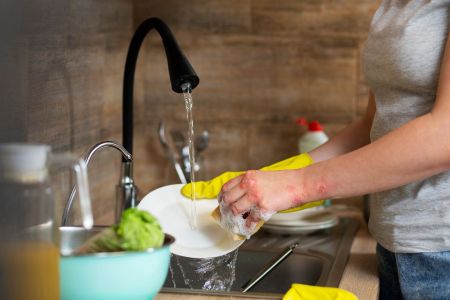 O que significa quando uma pessoa lava a louça enquanto cozinha, segundo a psicologia
