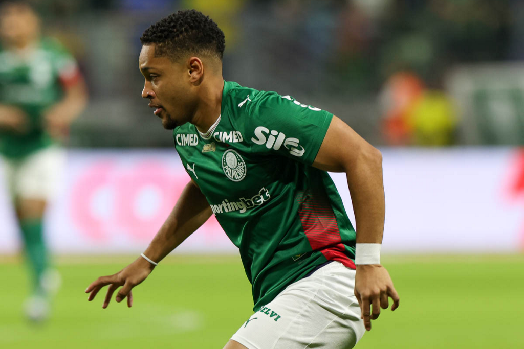 Vitor Roque, do Palmeiras, passará por cirurgia; saiba detalhes e gravidade
