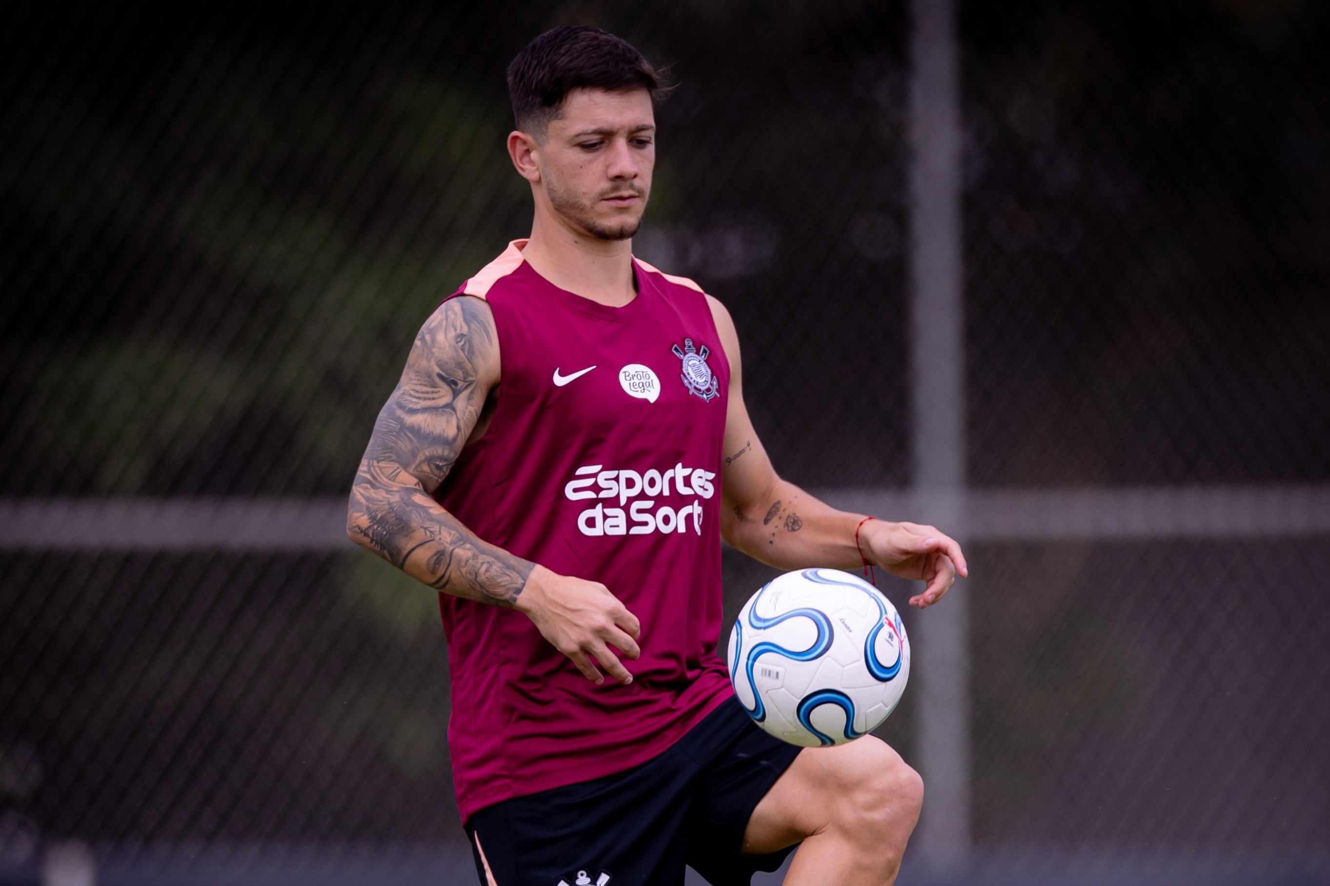 Corinthians: Garro se destaca em treino, e Diniz mira recuperação do meia