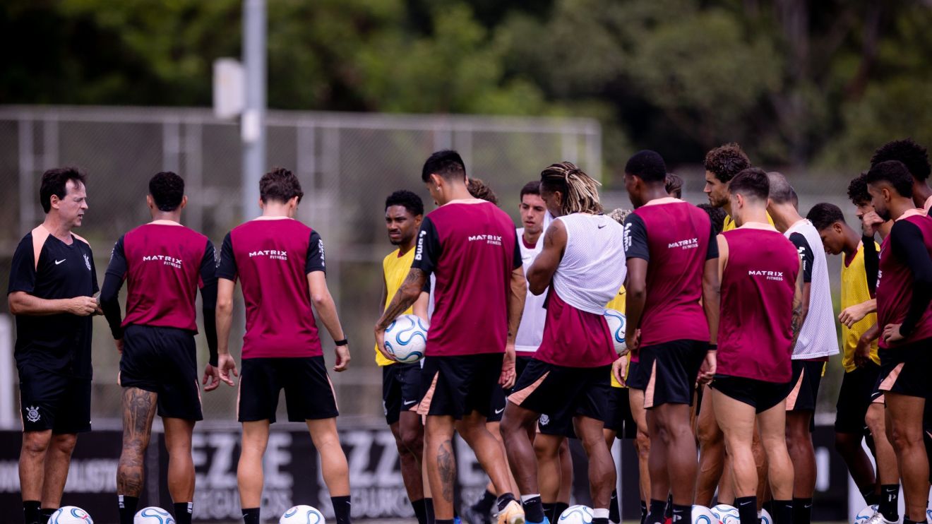 Corinthians treina com novidades após empate em clássico