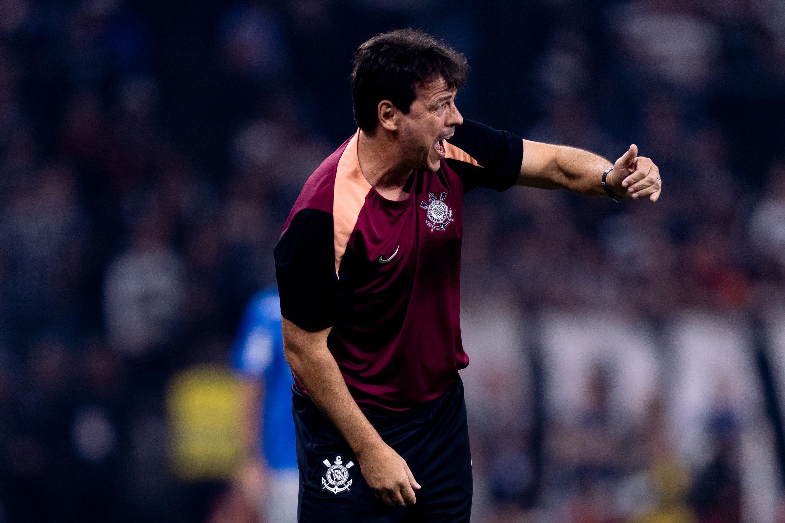 Com suspensos e DM cheio, Diniz tem dor de cabeça para escalar Corinthians