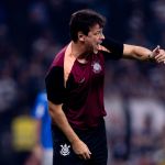 Com suspensos e DM cheio, Diniz tem dor de cabeça para escalar Corinthians