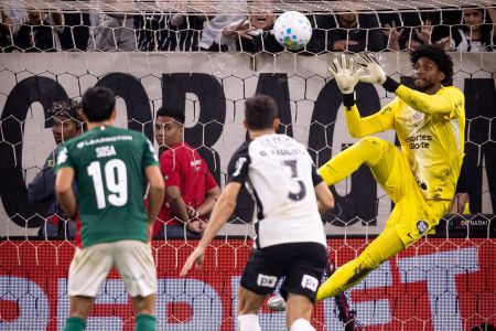 Hugo Souza em ação contra o Palmeiras