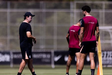 Fernando Diniz comandou treino no CT Joaquim Grava nesta sexta-feira (17)
